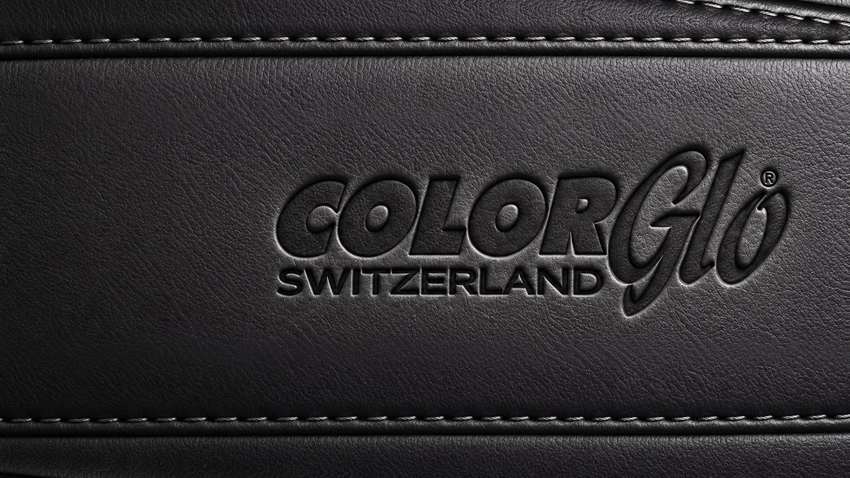 Color Glo Switzerland, Logo in schwarzes Leder geprägt